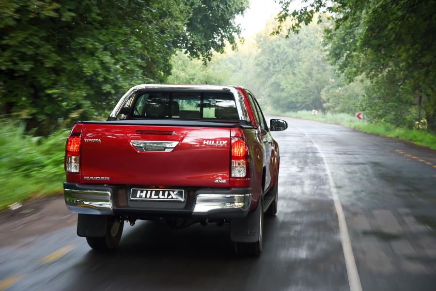  Toyota Hilux 4x4 Raider Double Cab 2016 года  (ZA) (фото 24 из 40)